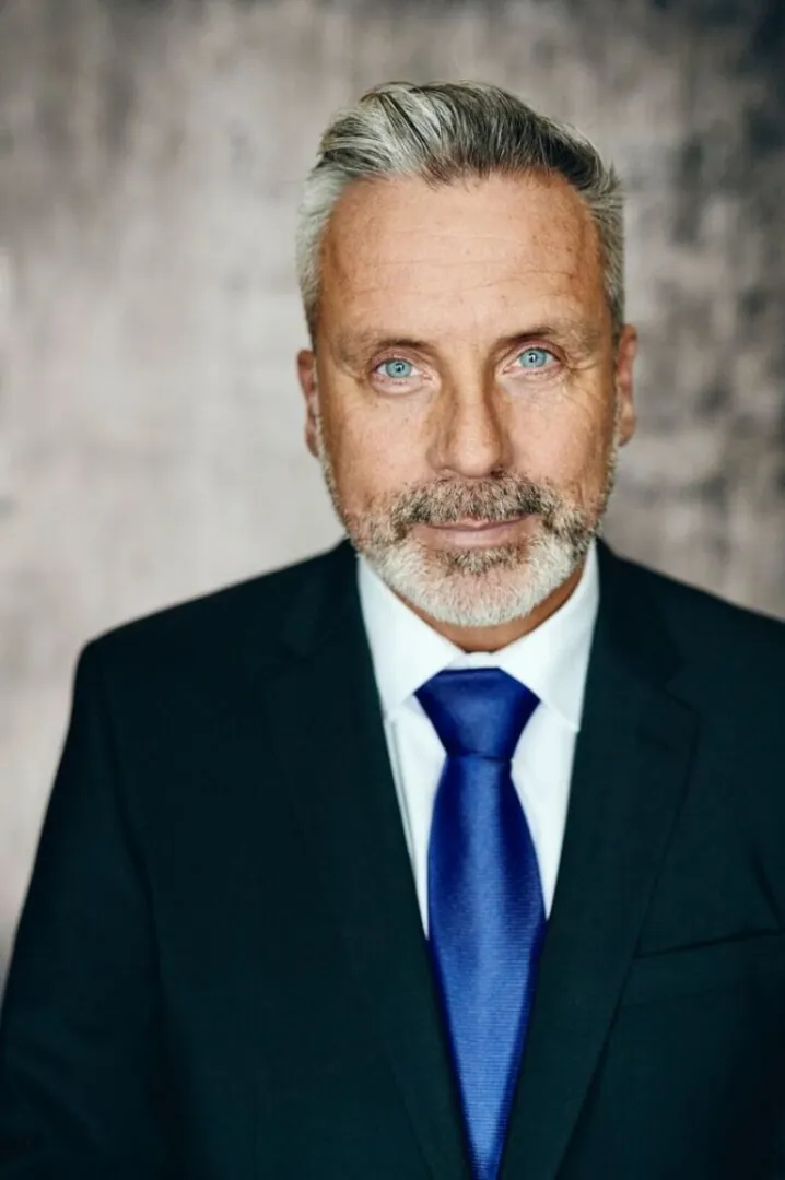 Jörg A.
