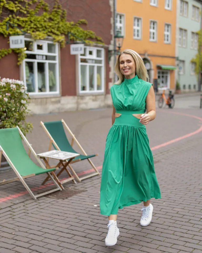 Stefanie Den.