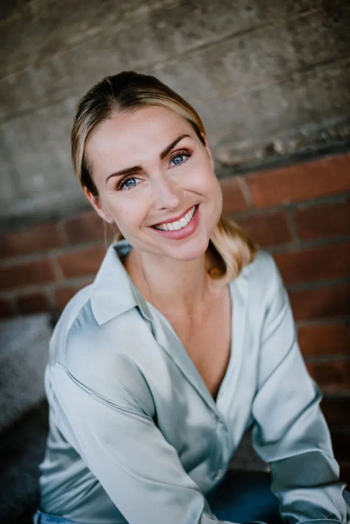 Stefanie Den.