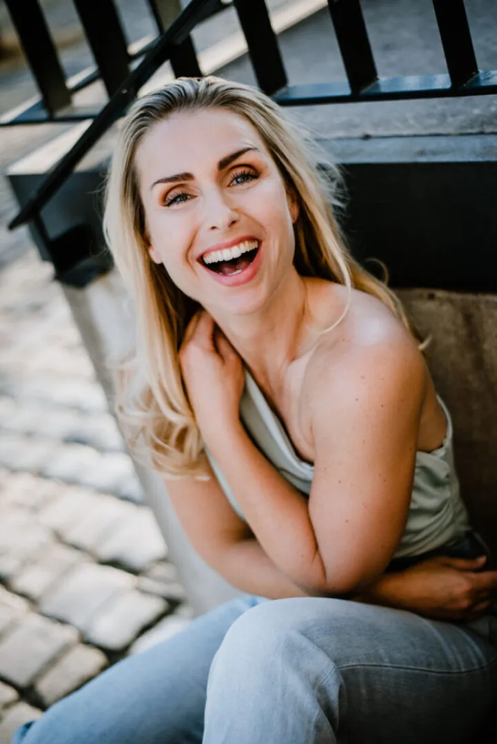 Stefanie Den.