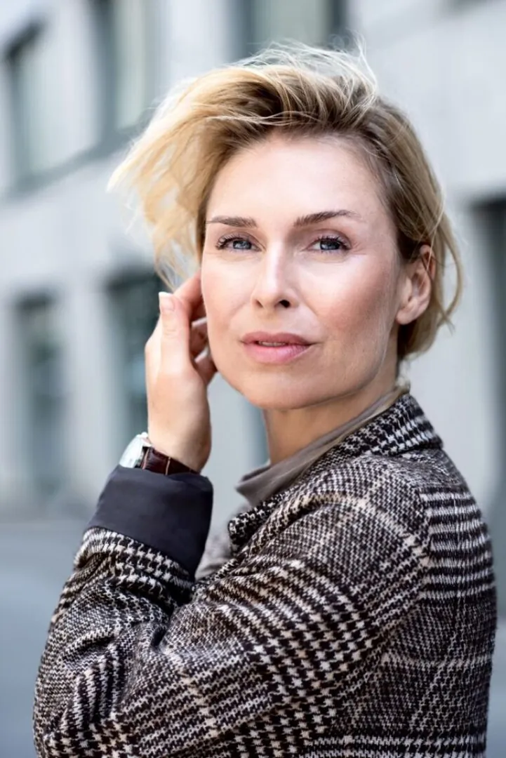 Stefanie Den.