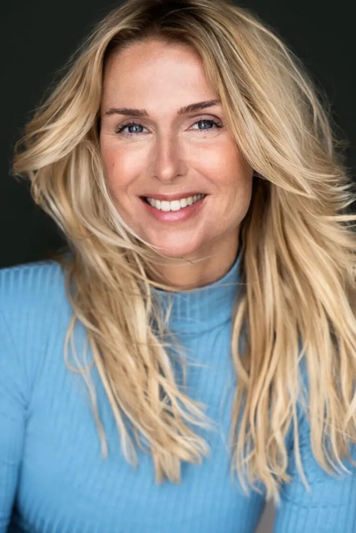 Stefanie Den.