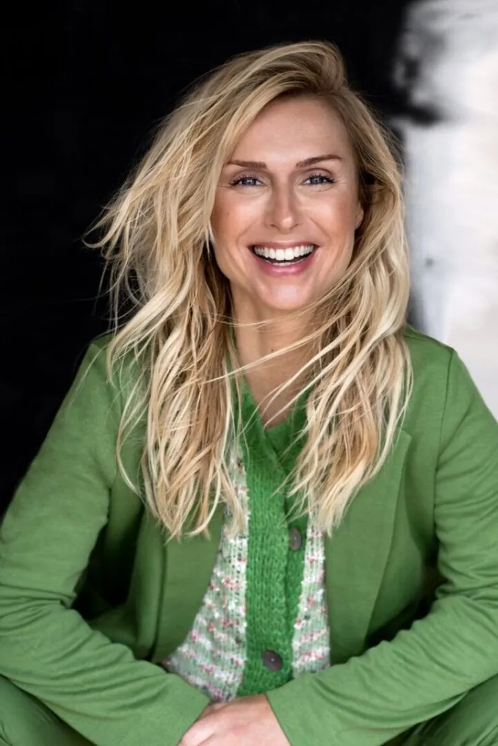 Stefanie Den.