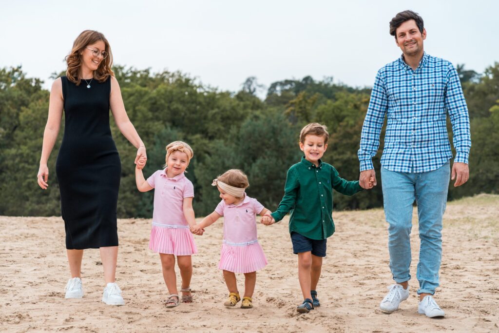 Larissa und Moritz mit ihren 3 Kids