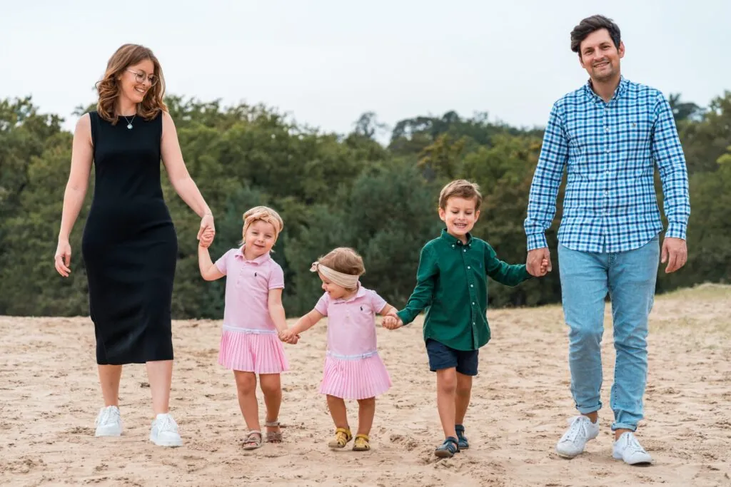 Larissa und Moritz mit ihren 3 Kids