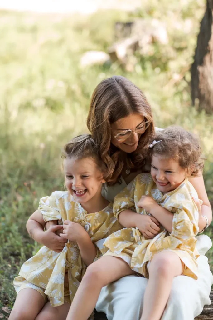 Larissa und Moritz mit ihren 3 Kids