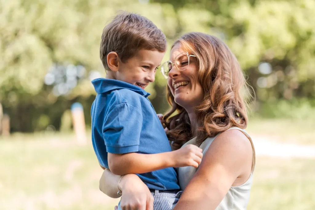 Larissa und Moritz mit ihren 3 Kids
