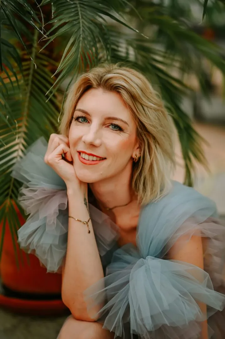 Julia Schi.