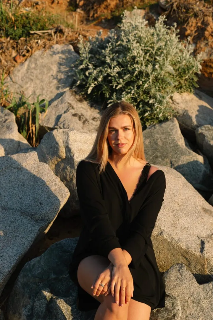 Laura Bau.