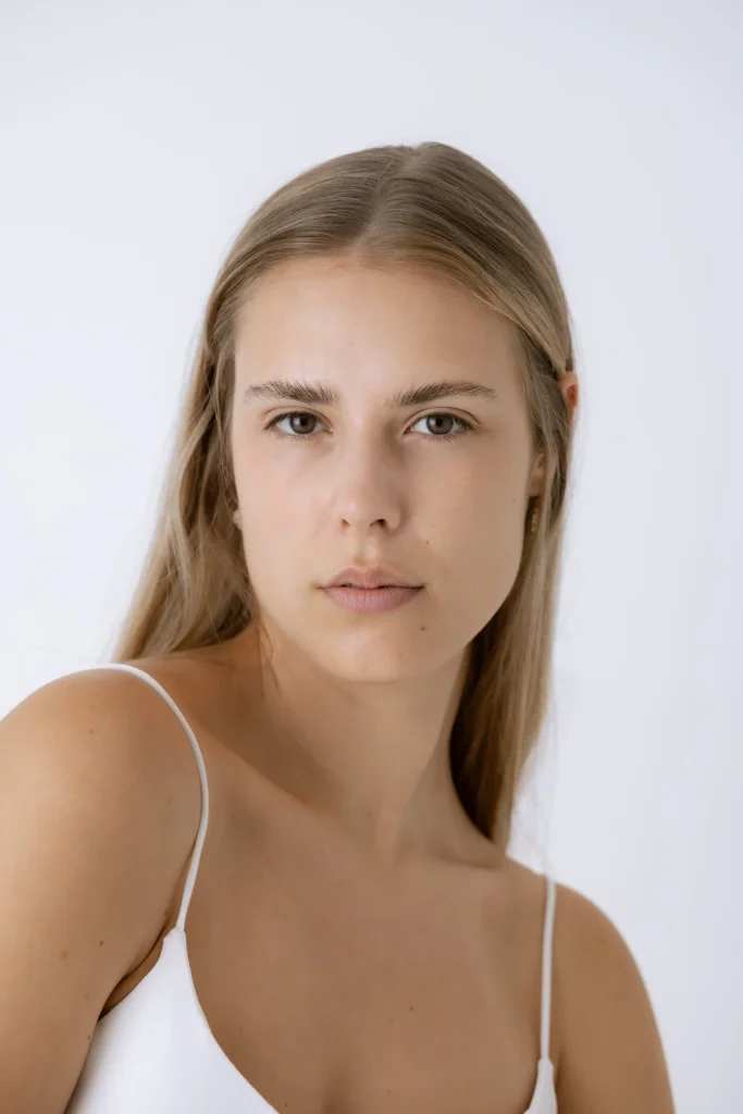 Porträt einer jungen Frau mit natürlichem Make-up