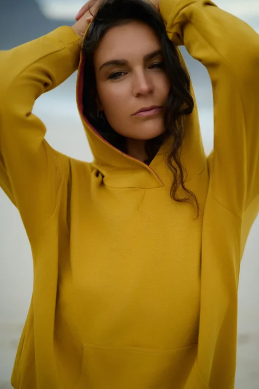 Frau im gelben Hoodie mit Kapuze