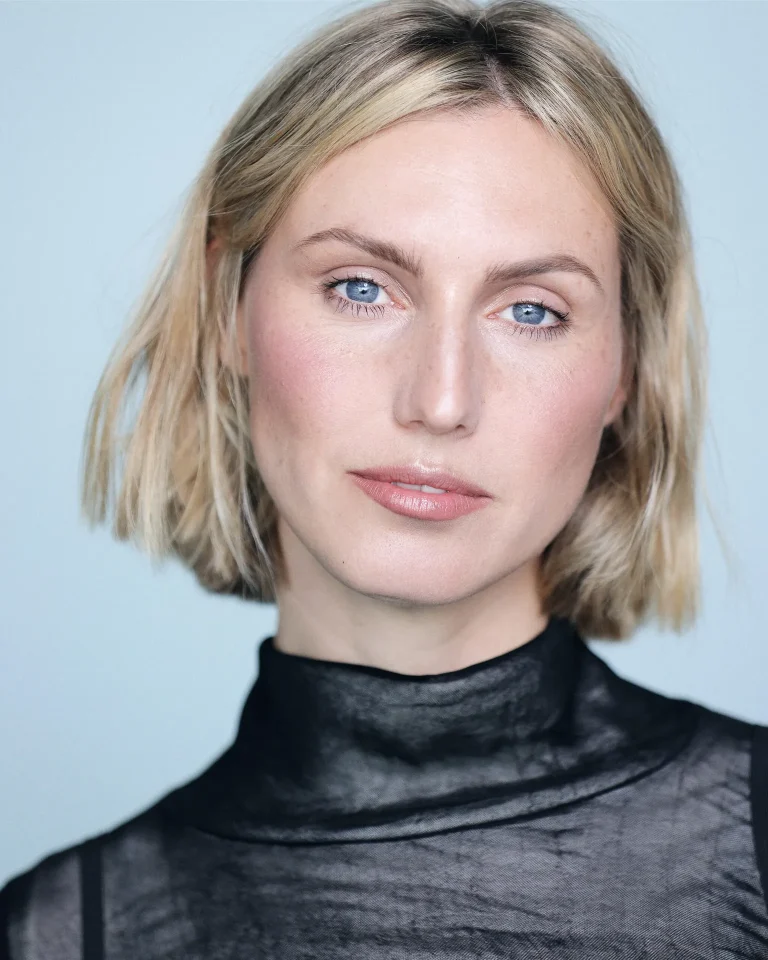 Porträt einer blonden Frau mit blauem Blick