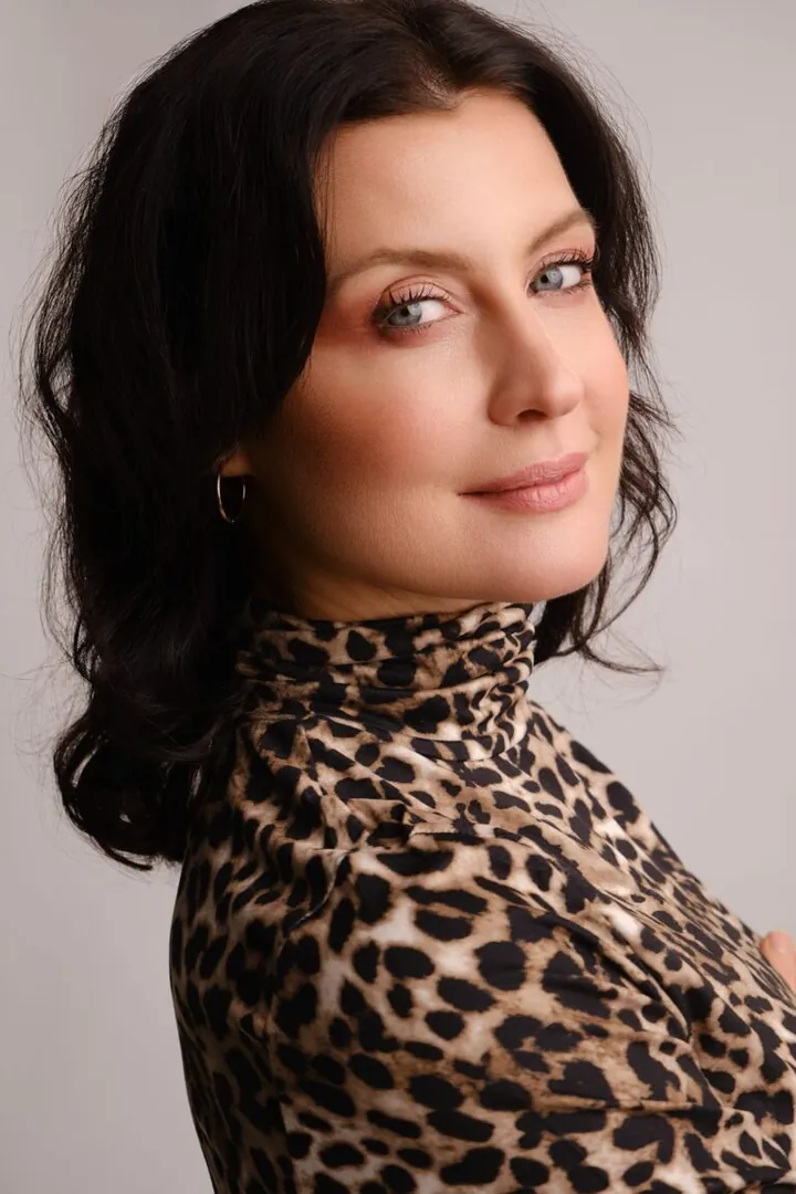 Claudia Do.