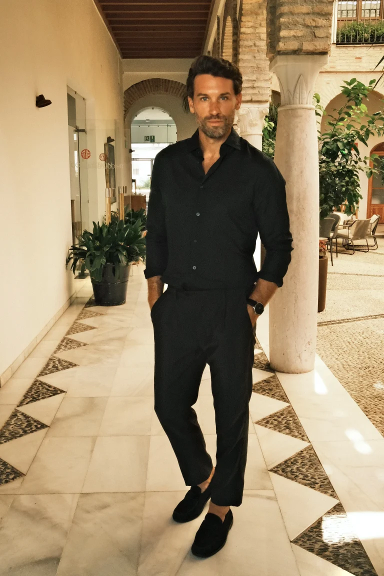 Elegant gekleideter Mann in Innenhof mit Säulen