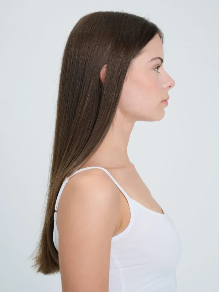 Seitenprofil einer jungen Frau mit langen Haaren