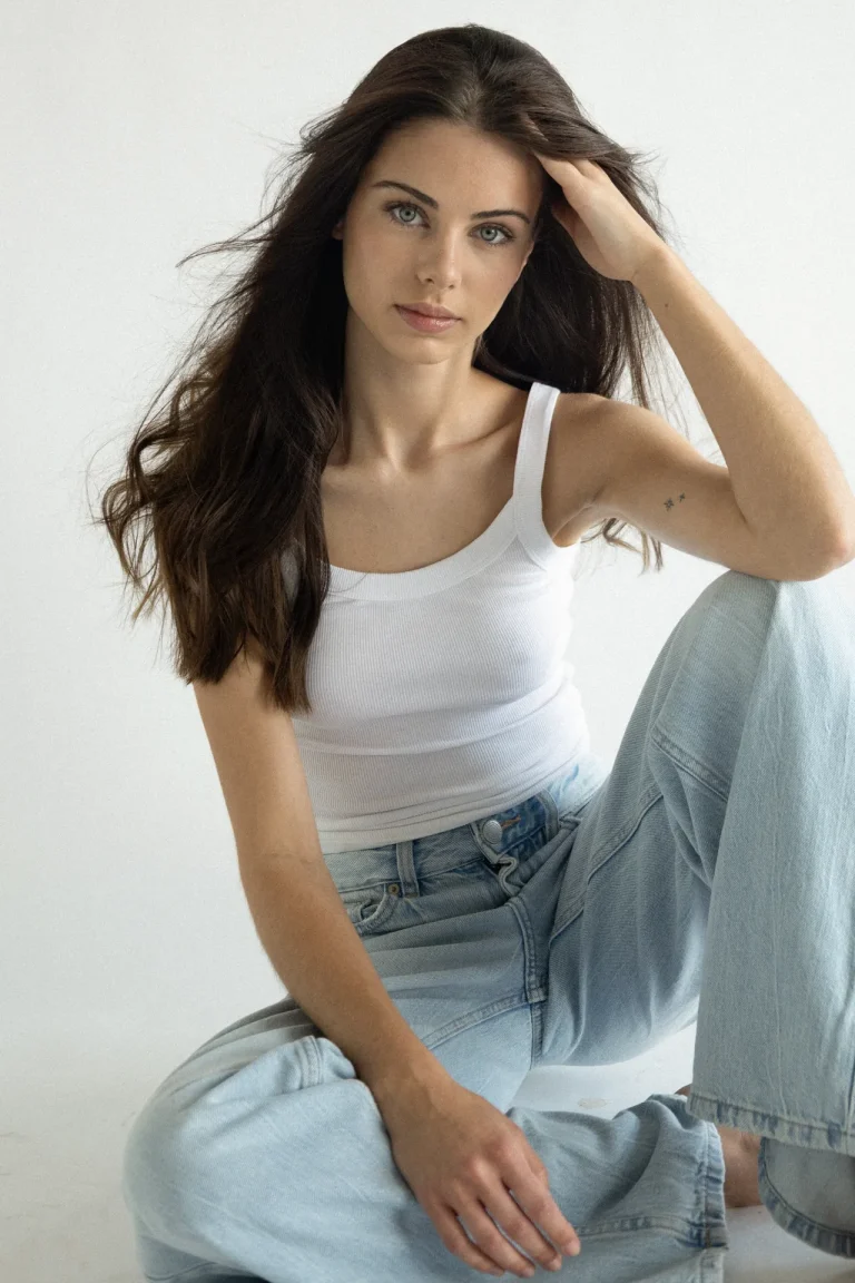 Junge Frau mit weißem Top und Jeans