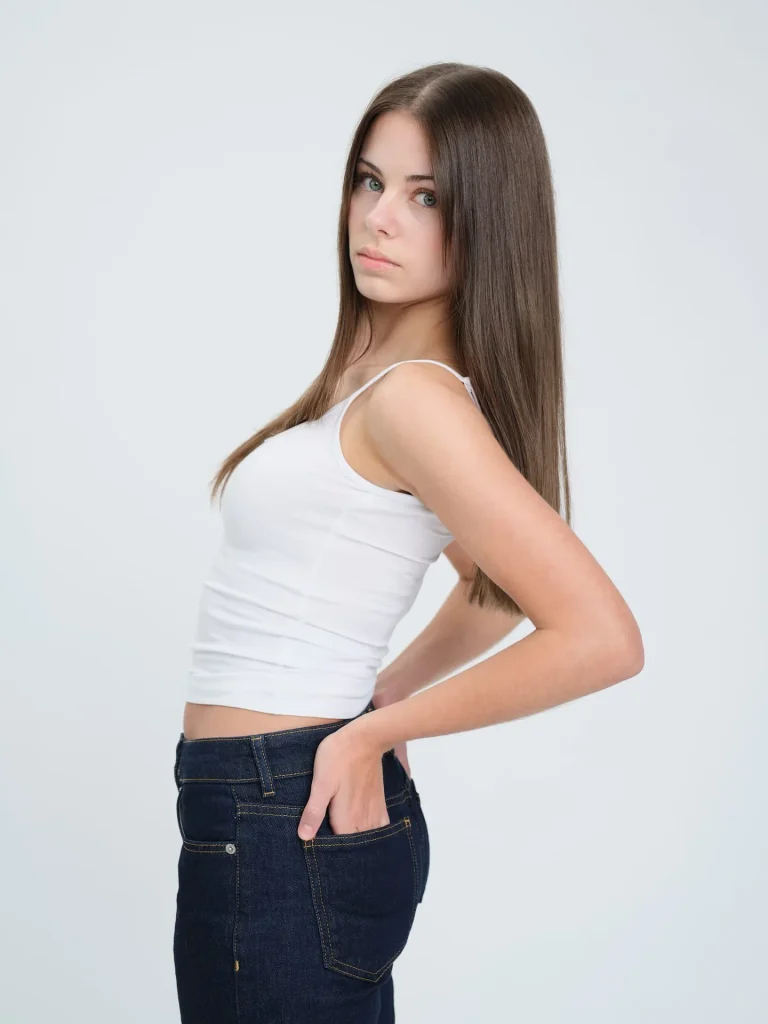 Junge Frau im weißen Top und Jeans