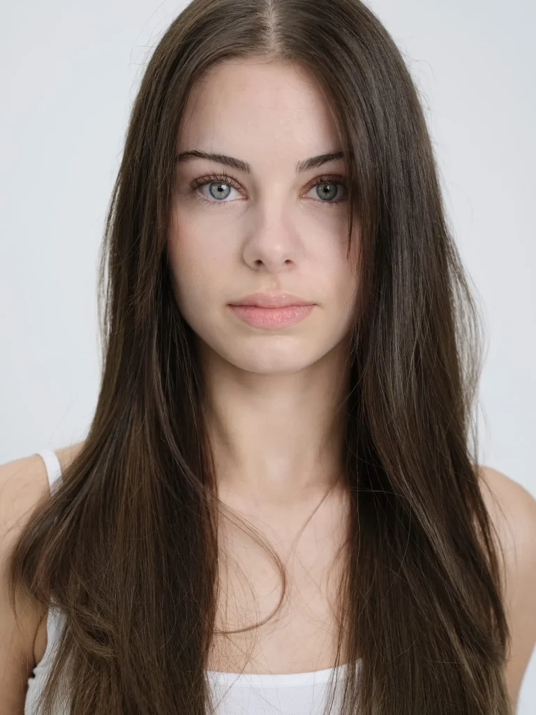 Porträt einer jungen Frau mit langen braunen Haaren