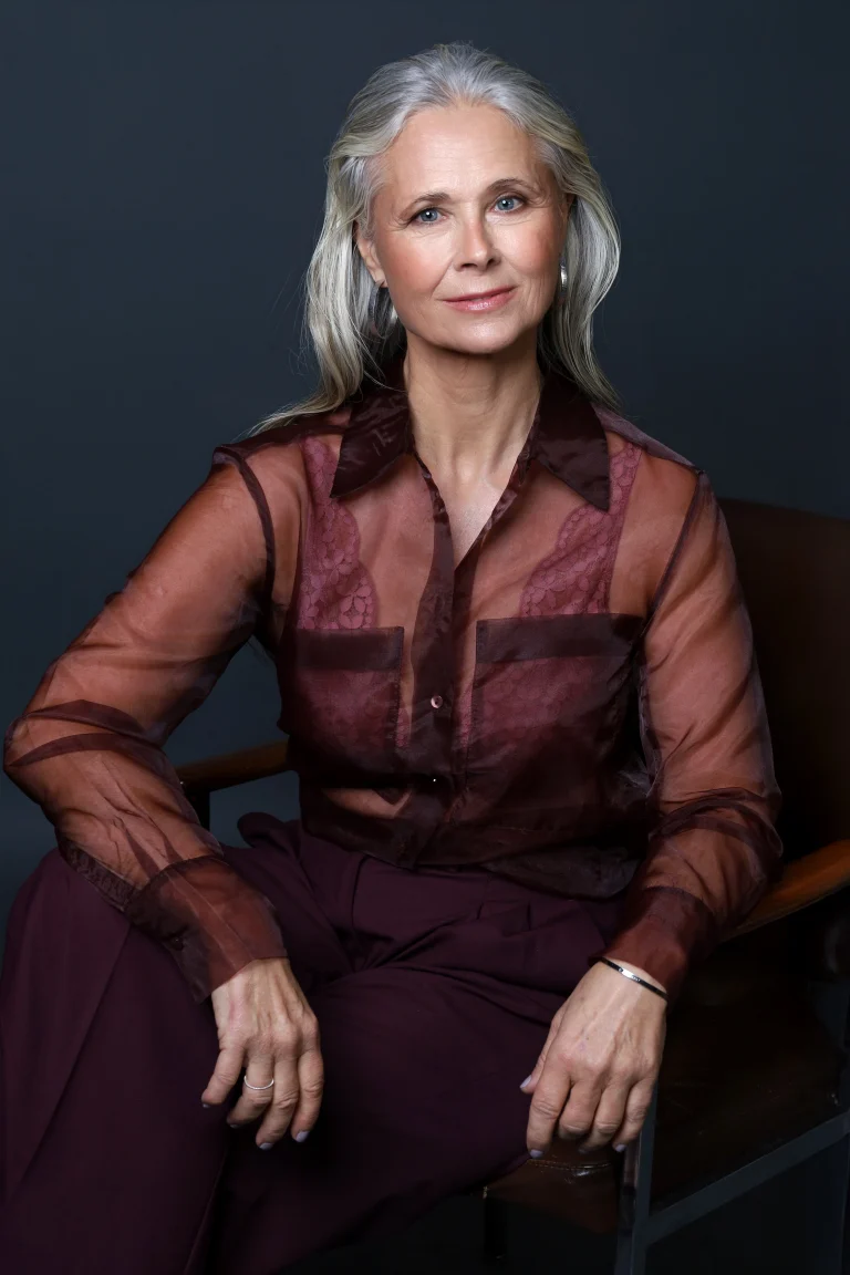 Elegantes Porträt einer grauhaarigen Frau im Studio