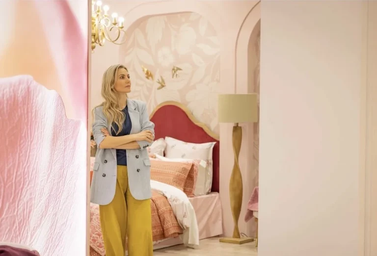Frau in stilvollem rosa Schlafzimmer mit rotem Bett
