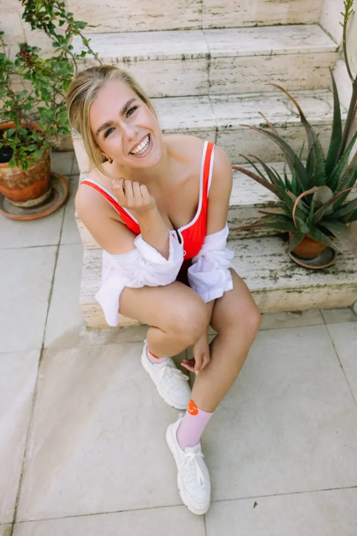 Laura Bau.