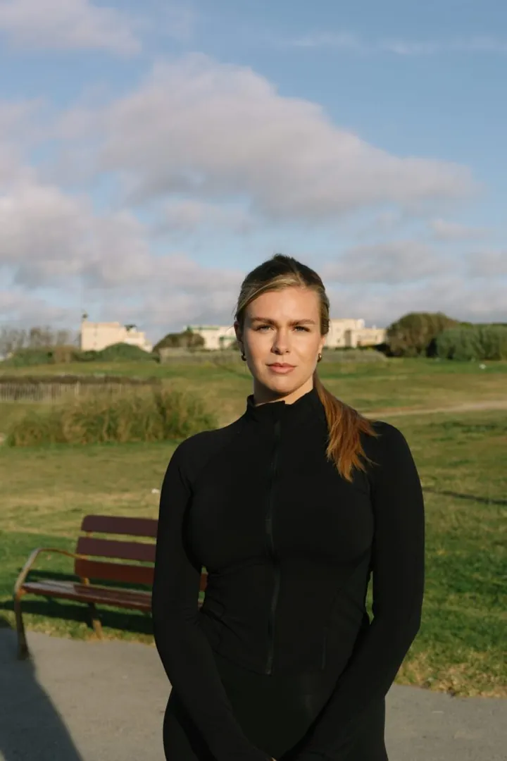 Laura Bau.