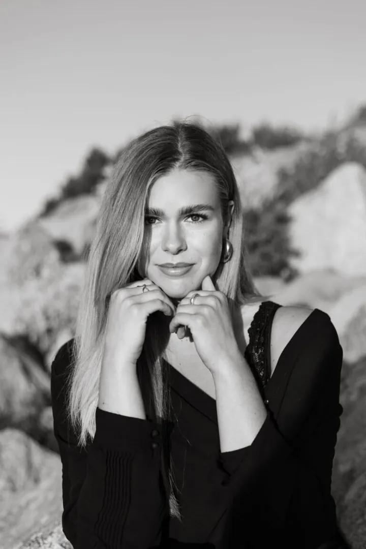 Laura Bau.