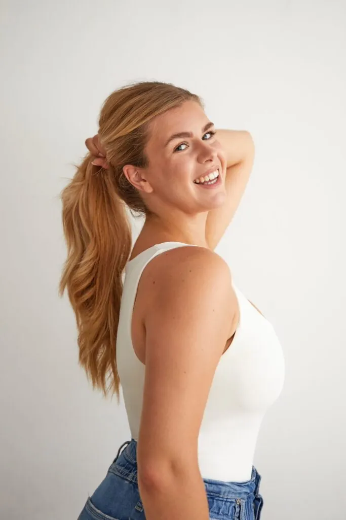 Laura Bau.