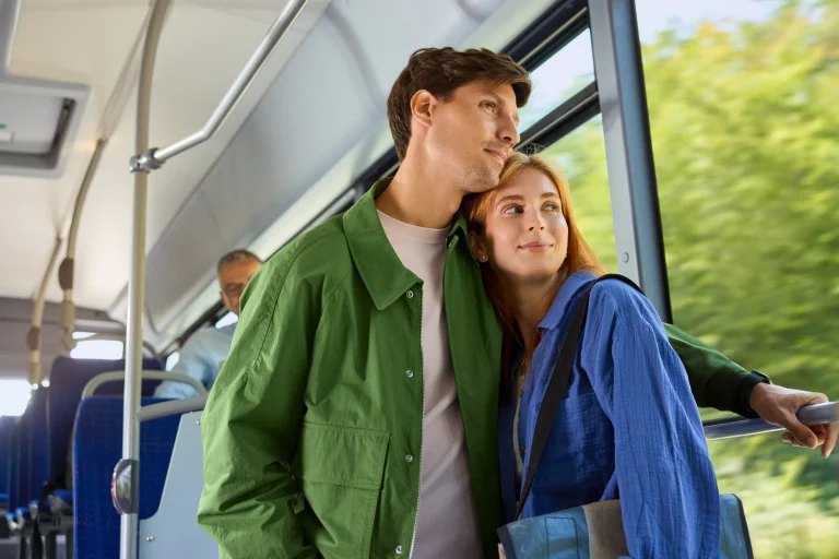Paar im Bus blickt aus dem Fenster