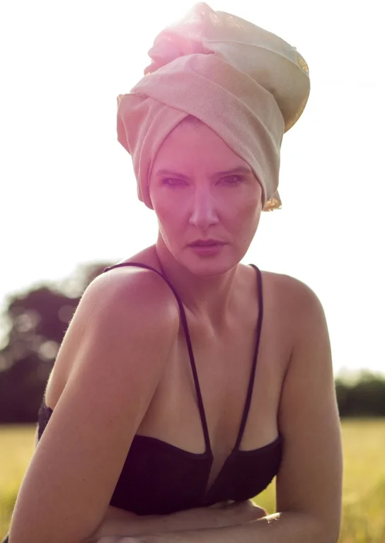 Frau mit Turban und schwarzem Bikini im Sonnenlicht