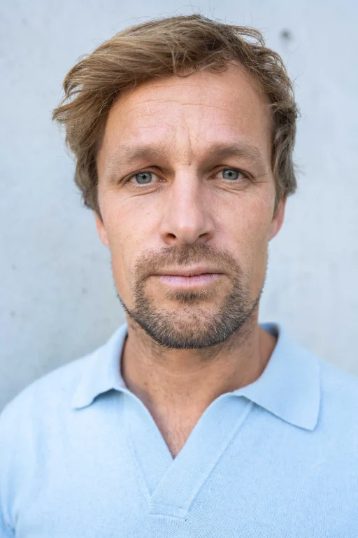 Porträt eines Mannes mit blauem Pullover