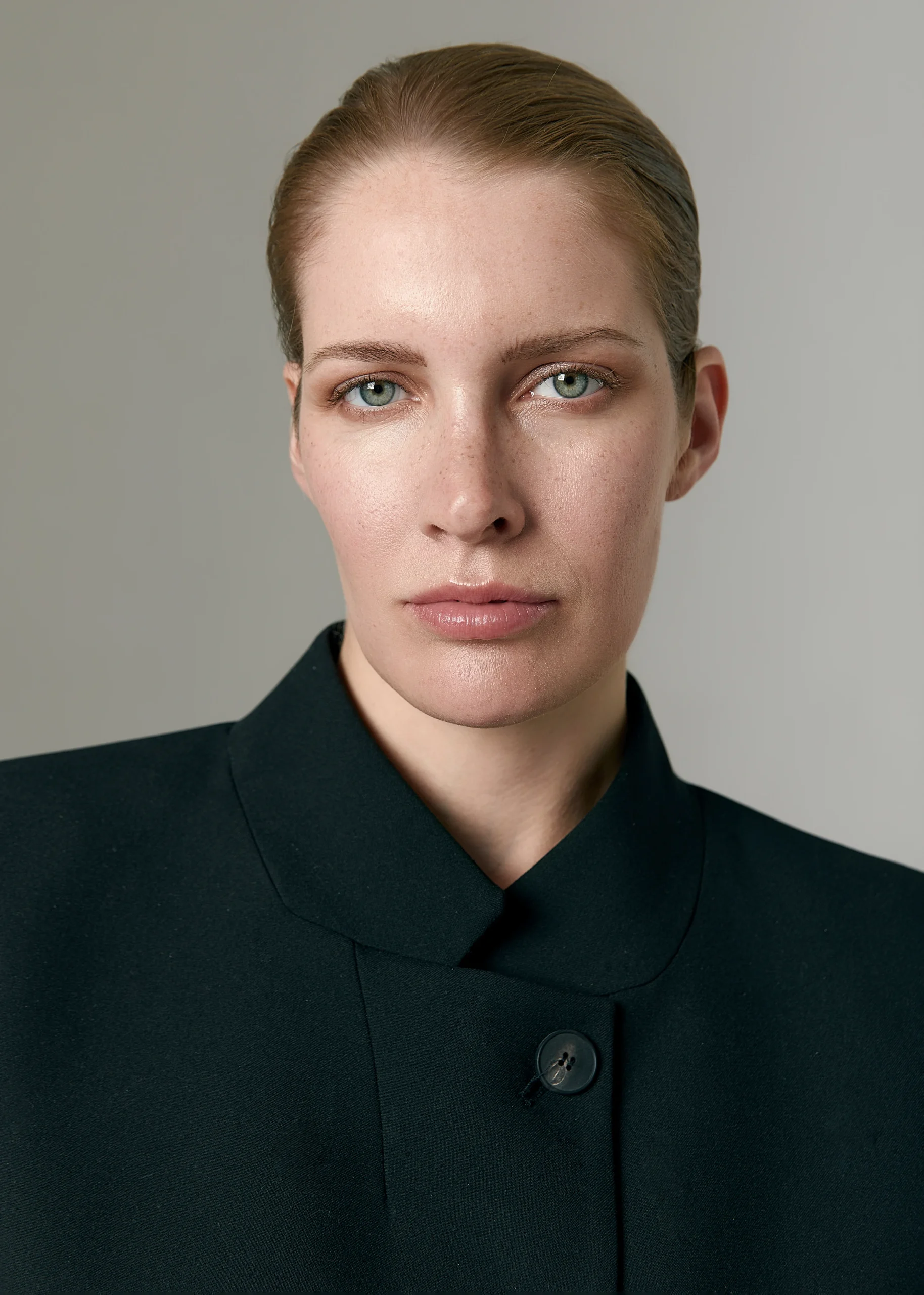 Porträt einer Frau mit ernstem Blick