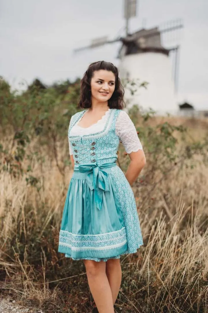 Julia Oest.