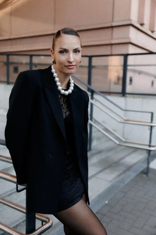 Elegant gekleidete Frau vor modernem Gebäude