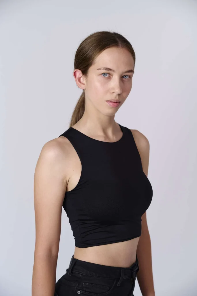 Junge Frau im schwarzen Crop-Top, Porträt