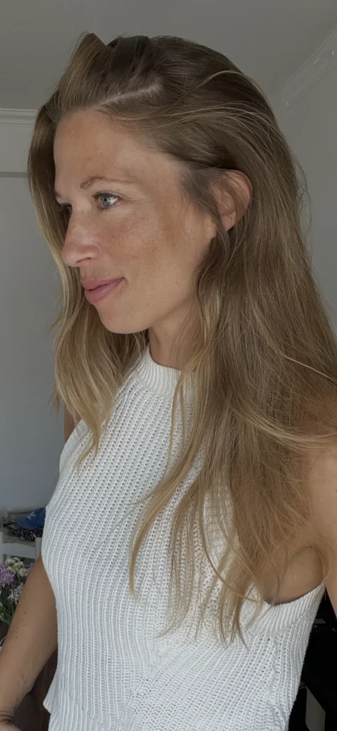Frau im Profil mit langem, blondem Haar