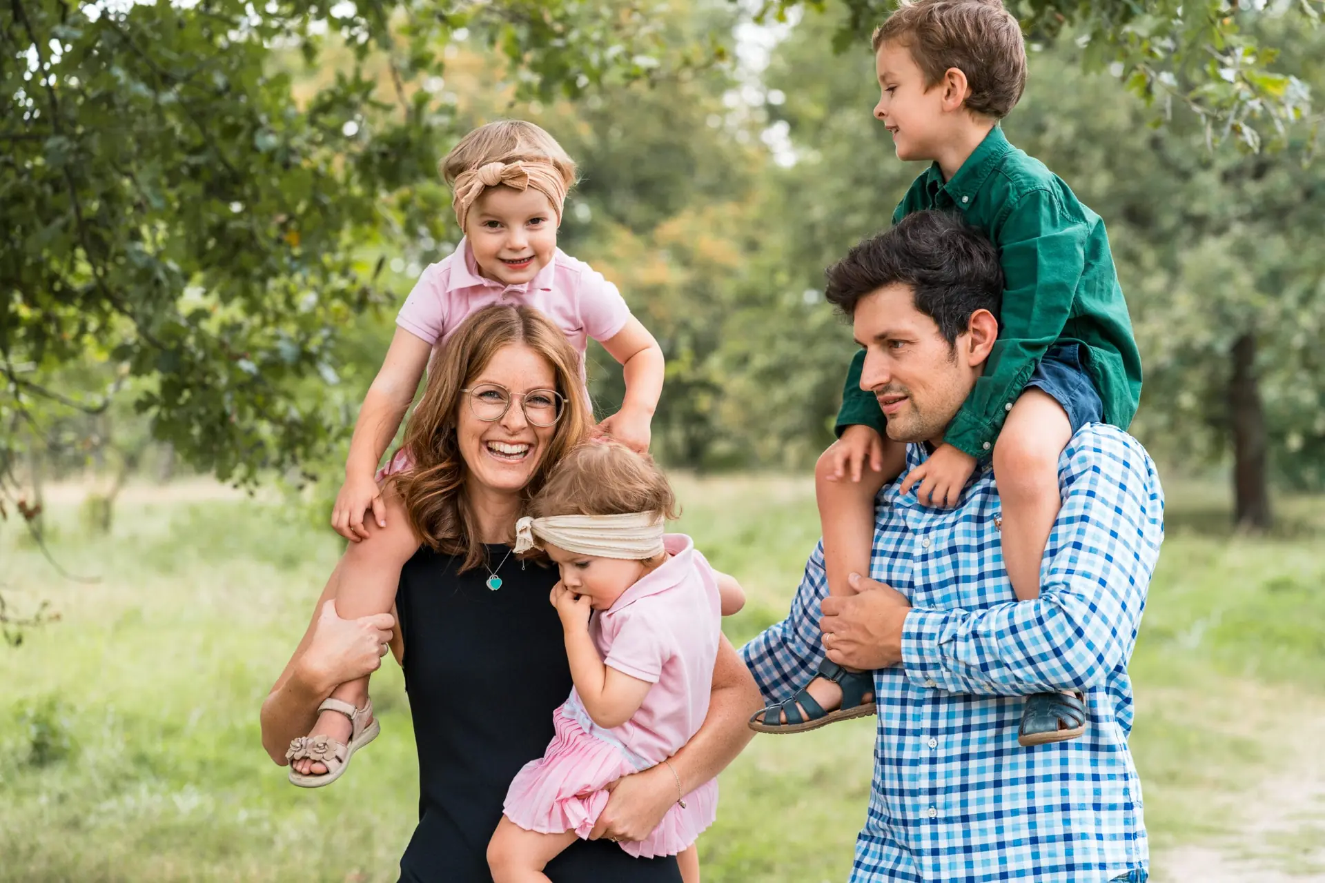 Larissa und Moritz mit ihren 3 Kids