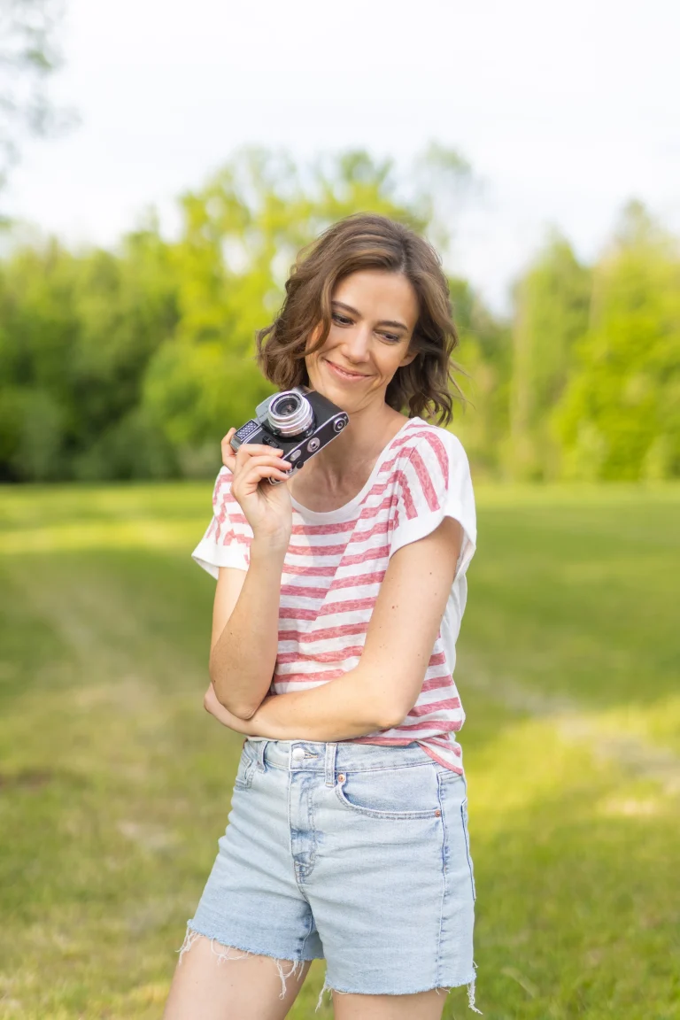 Frau mit Kamera im Park