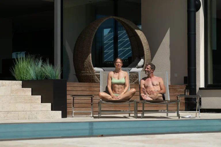 Paar entspannt auf Liegen am modernen Pool
