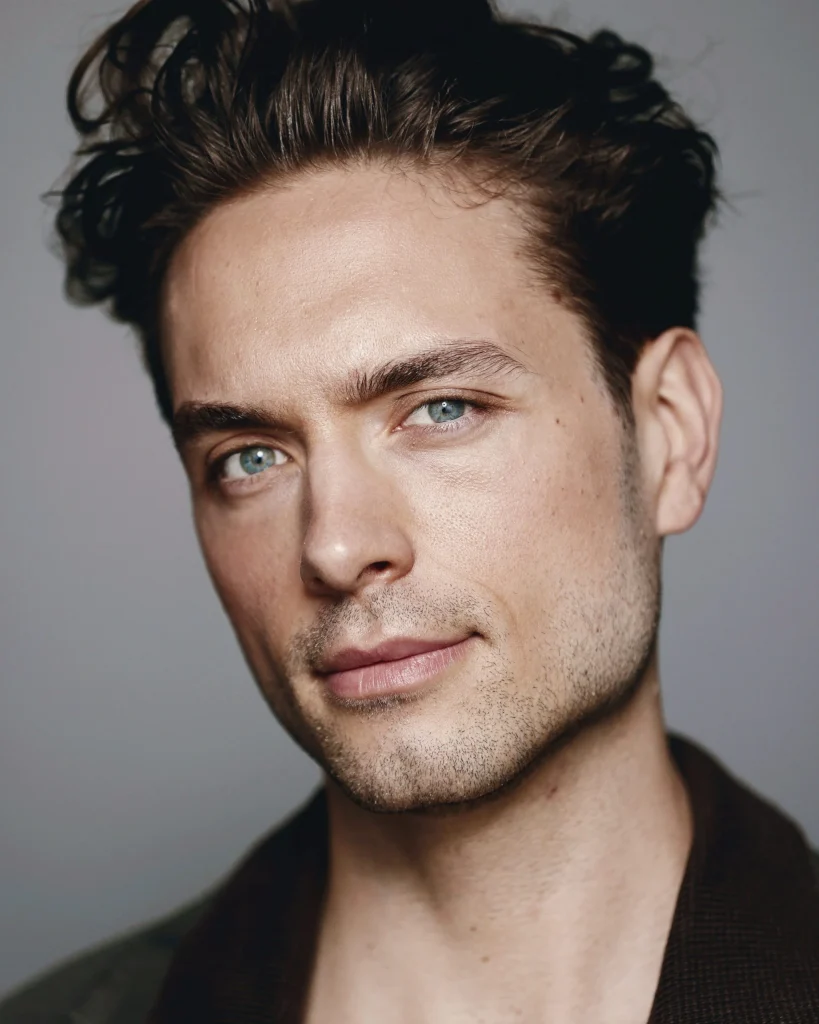Nahaufnahme eines jungen Mannes mit blauen Augen