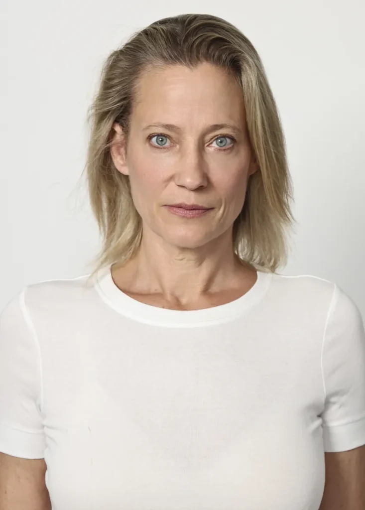 Porträt einer Frau mit blondem Haar und weißem Shirt
