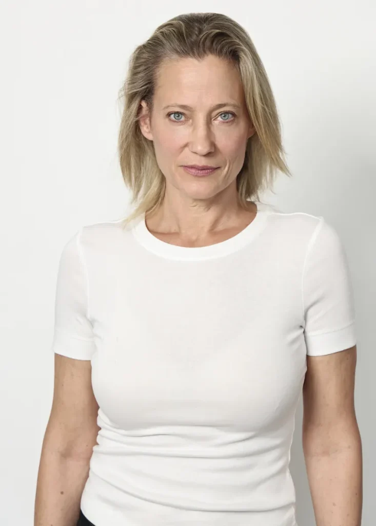 Porträt einer Frau im weißen T-Shirt