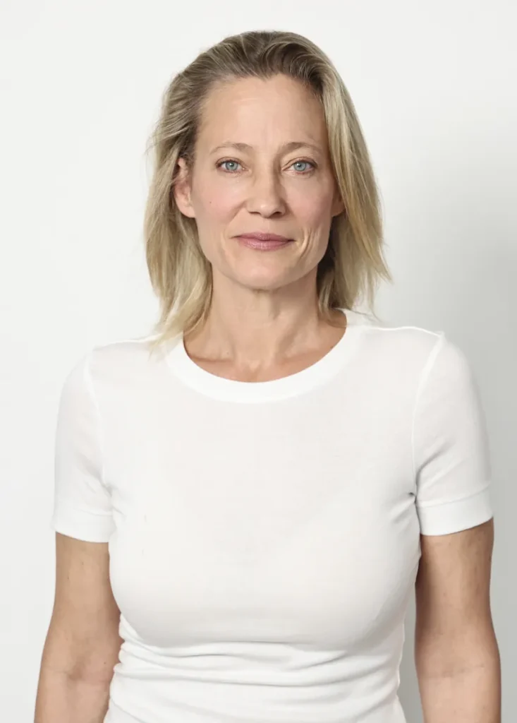 Porträt einer blonden Frau im weißen T-Shirt