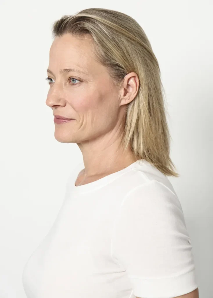 Seitenprofil einer Frau mit blondem Haar