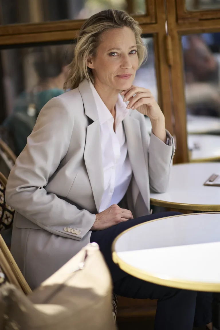 Elegante Frau im Café am Tisch sitzend