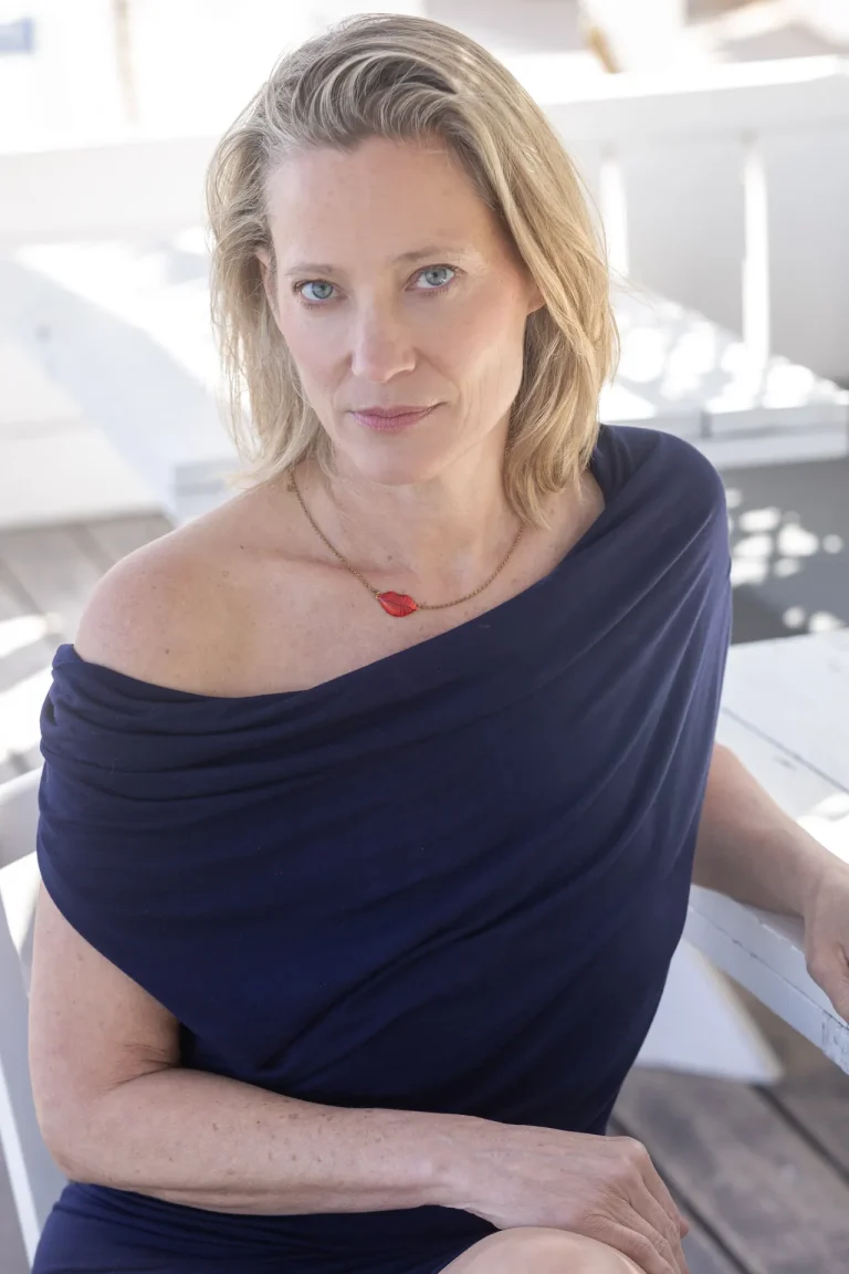Blonde Frau mit schulterfreiem dunkelblauem Kleid