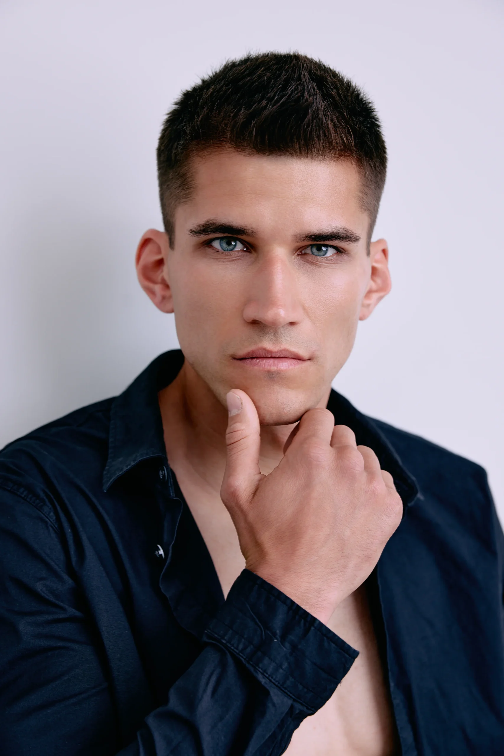 Porträt eines jungen Mannes mit Hand am Kinn