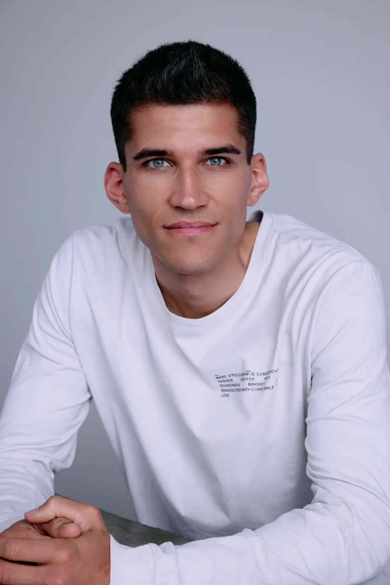 Porträt eines jungen Mannes mit weißem Shirt