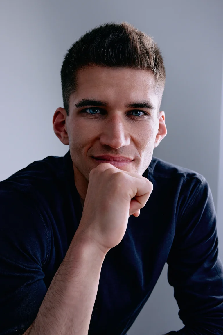 Porträt eines jungen Mannes mit Hand am Kinn