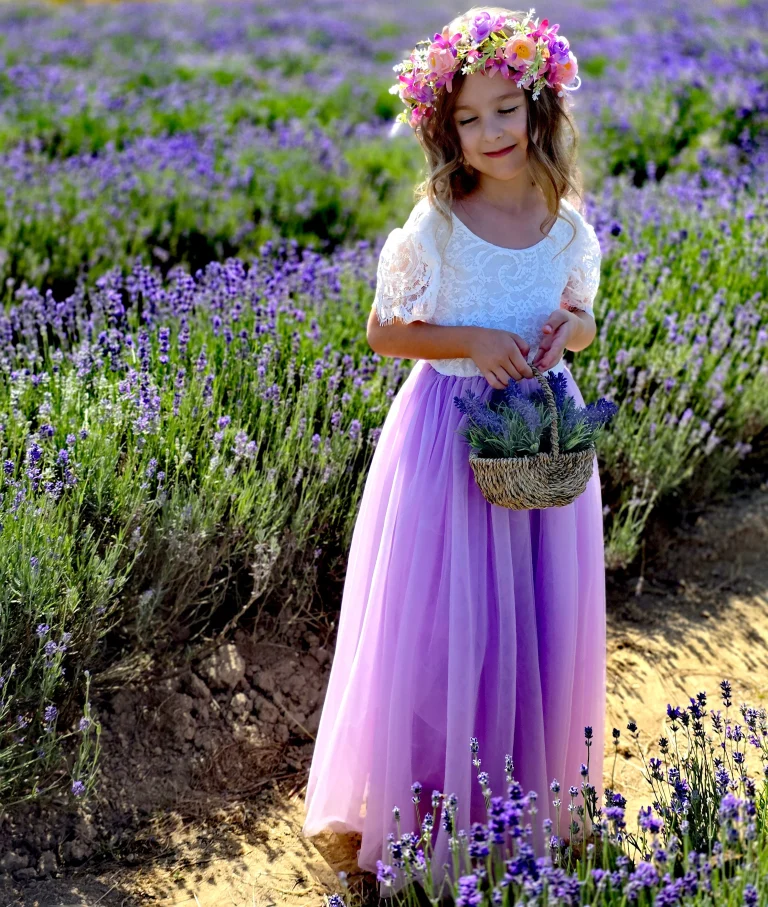 Mädchen mit Blumenkranz im Lavendelfeld